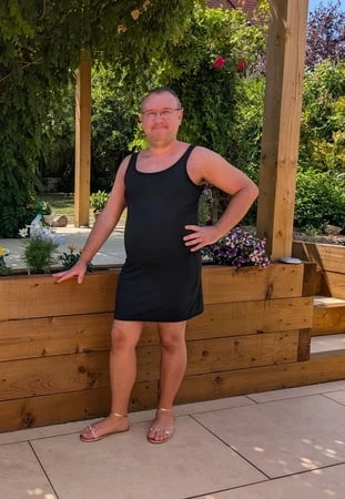 Siyah elbise ve sandalet