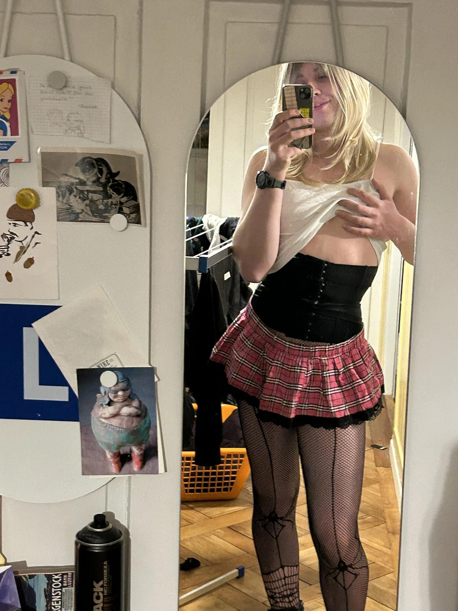 Kadın kılıklı üvey kız yaramazlık yapıyor