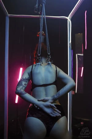 Kancalarda🔞 asılı