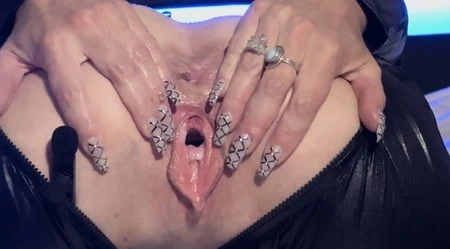 Seksi orta yaşlı seksi kadın ravin mystique sikişiyor ve şişman dildosunu okşuyor