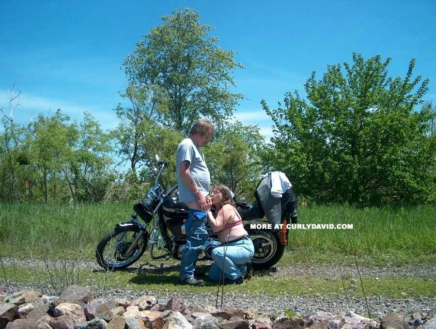 занимается сексом где угодно, где можно трахаться и ампер; сосет член