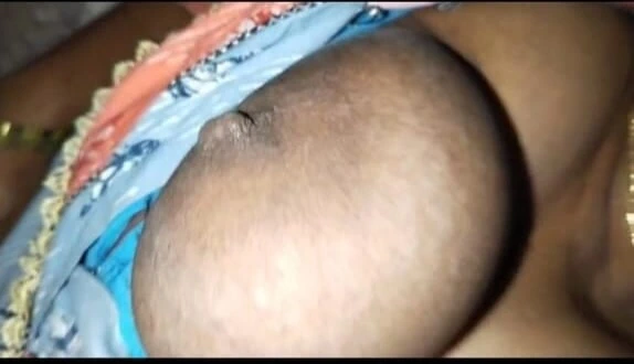 Desi yengem odamda hintli fotoğraf görüntüsünün tadını çıkarıyor bangla 