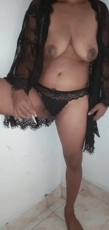Seksi bebek seks öncesi sigara içiyor