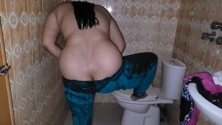 Üvey kız kardeşim kapı açıkken duş alıyordu ve ben