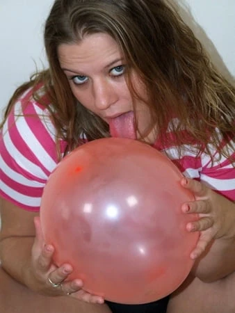 Christy Heart balonlarla oynuyor