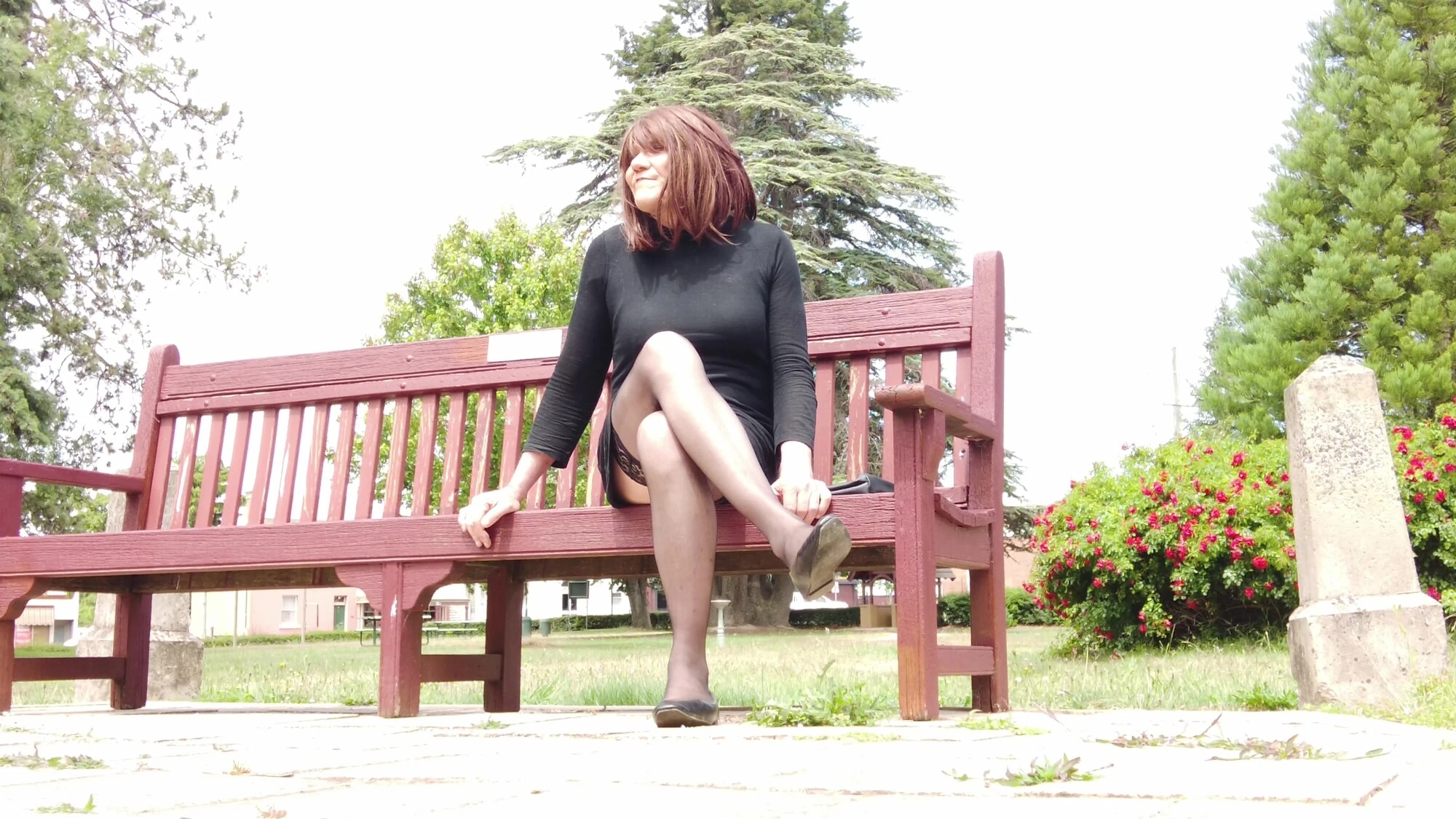 Crossdress roadtrip - park bankı otur