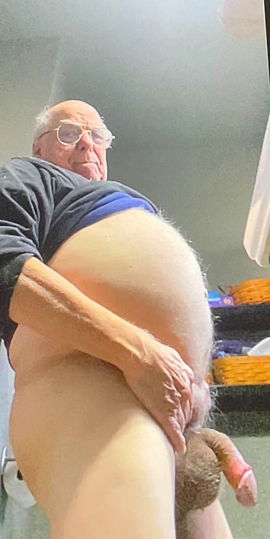 77-летний дедушка 