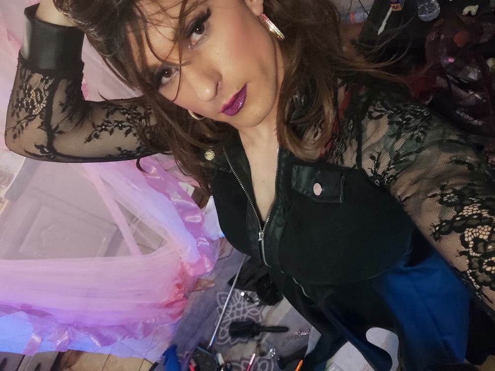 sissy nom nom