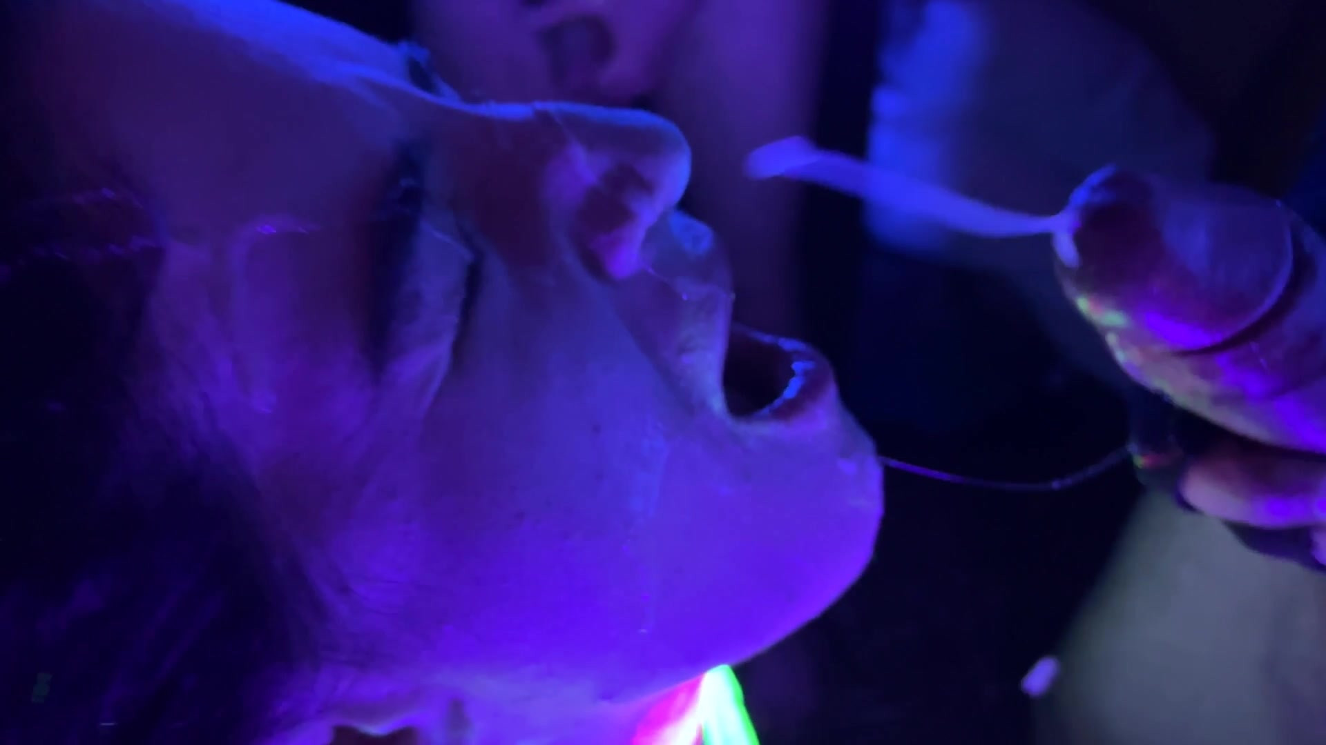 Glowparty Bukkake grup seks