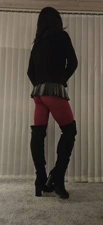 Yeni elbise, etek ve külotlu çorap.