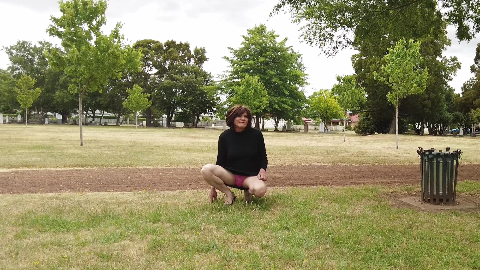 Crossdress Roadtrip - Country Town Park'ta yürüyüş