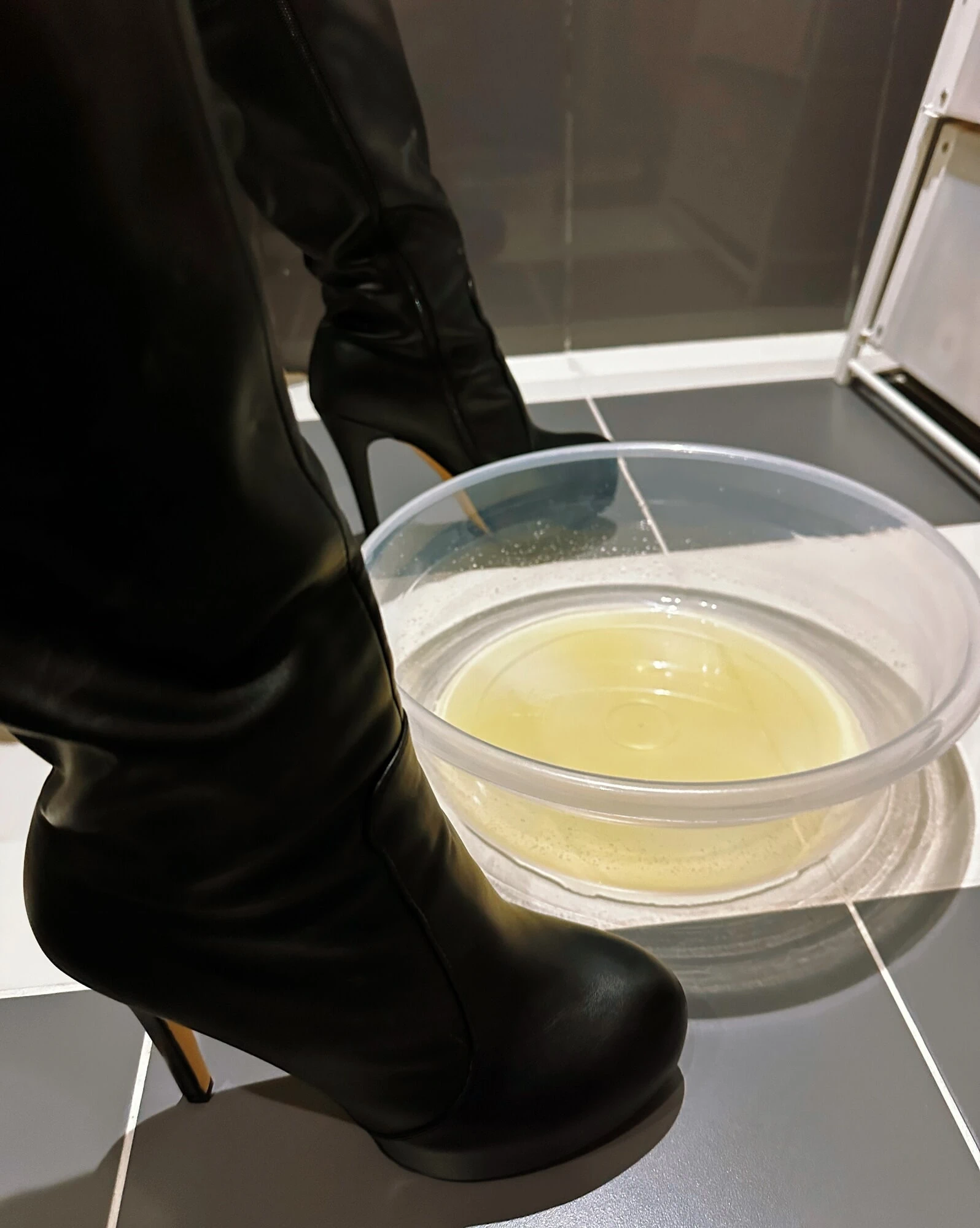 Fetiş çizmeler ve yüksek topuklu ayakkabılar