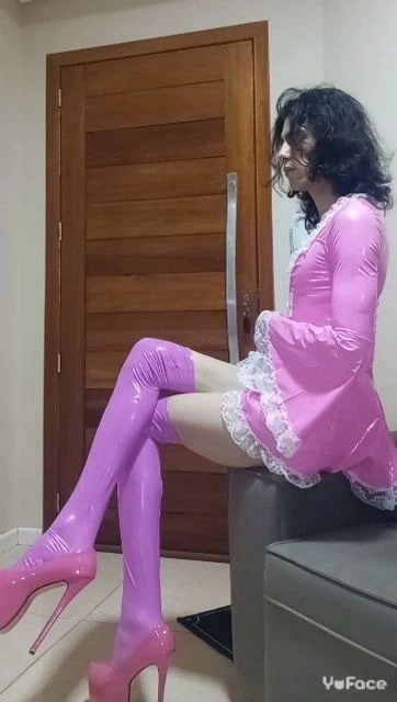 Kadın kılıklı hizmetçi