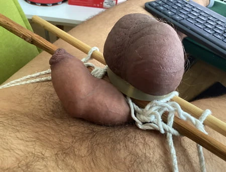 Bağlı taşaklarım