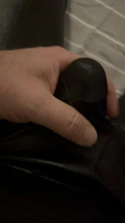 Siyah lateks içinde boğucu