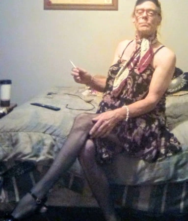 Mellissa babası için poz veriyor 15