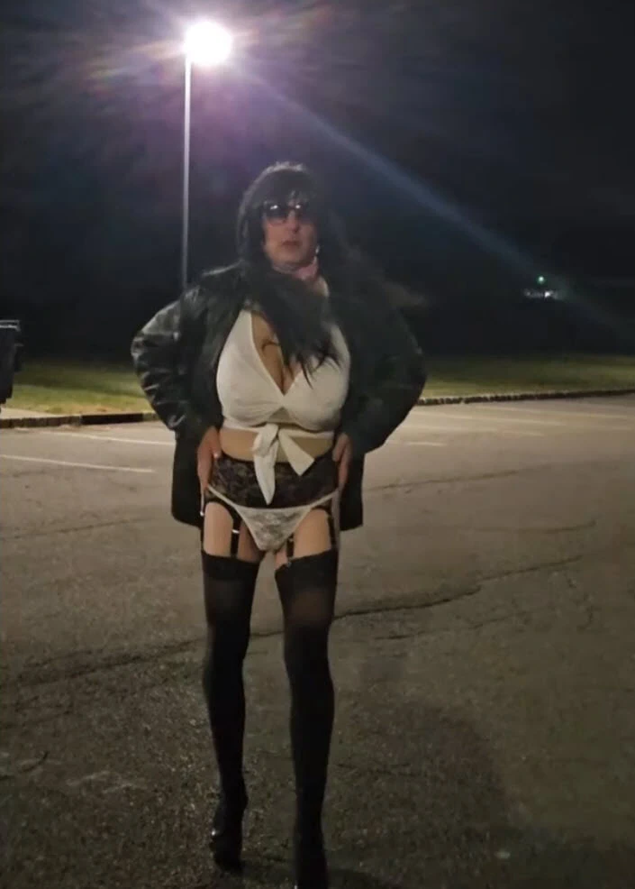 DeeDeeslut69 herkesin içinde birkaç kıyafetle