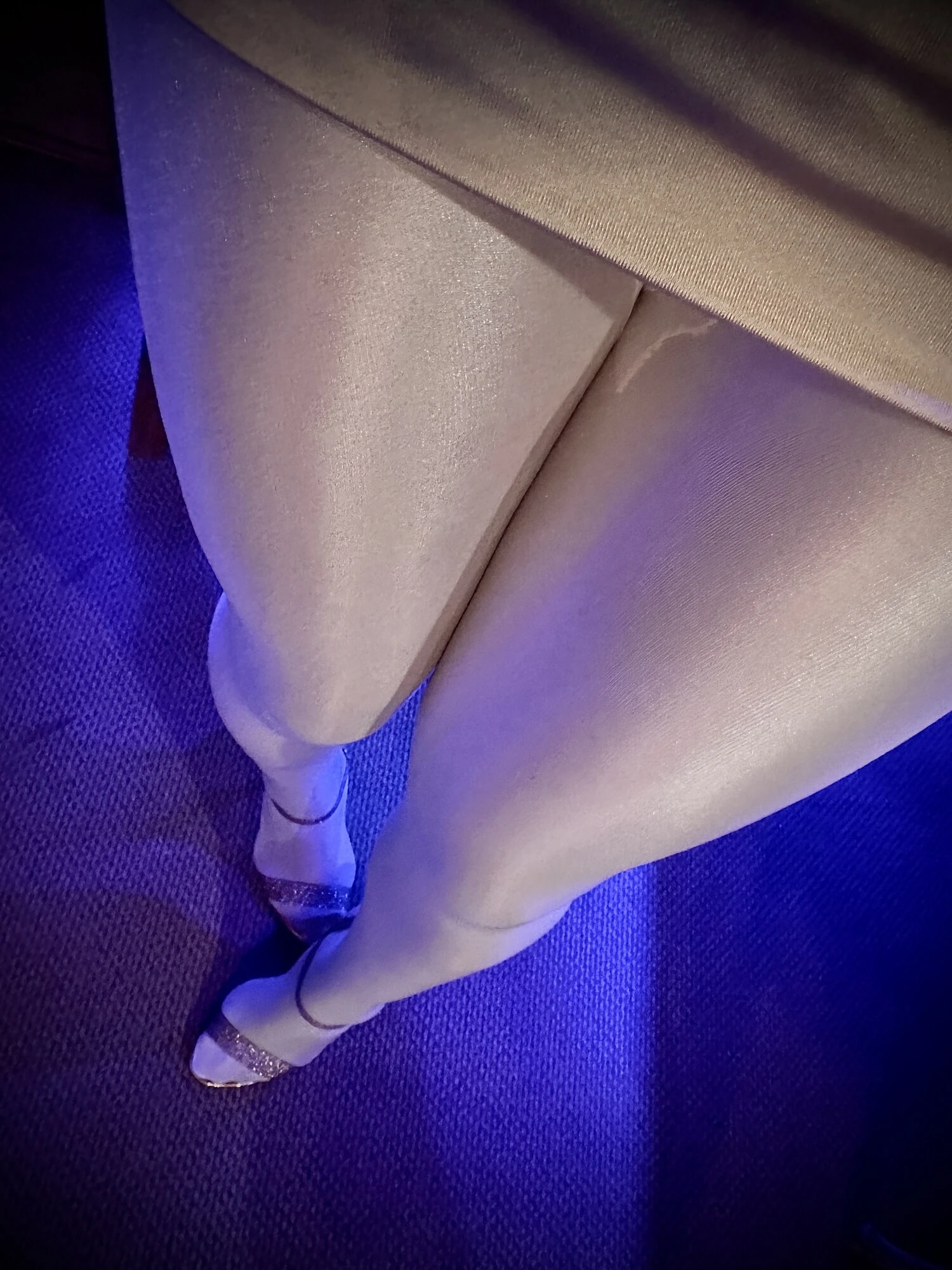 Новые блестящие колготки для моих горячих ног