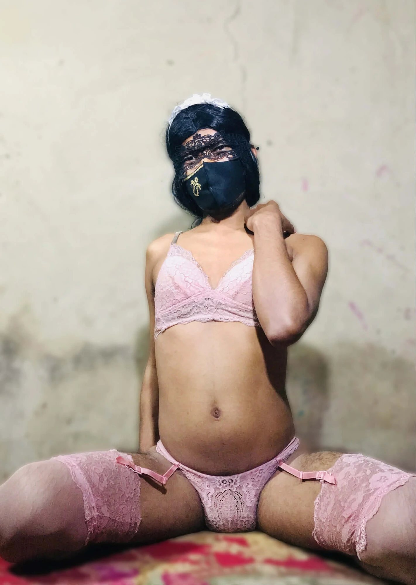 Bangladeşli gavat kadın kılıklı erkek arkadaş götünü dille sikiyor