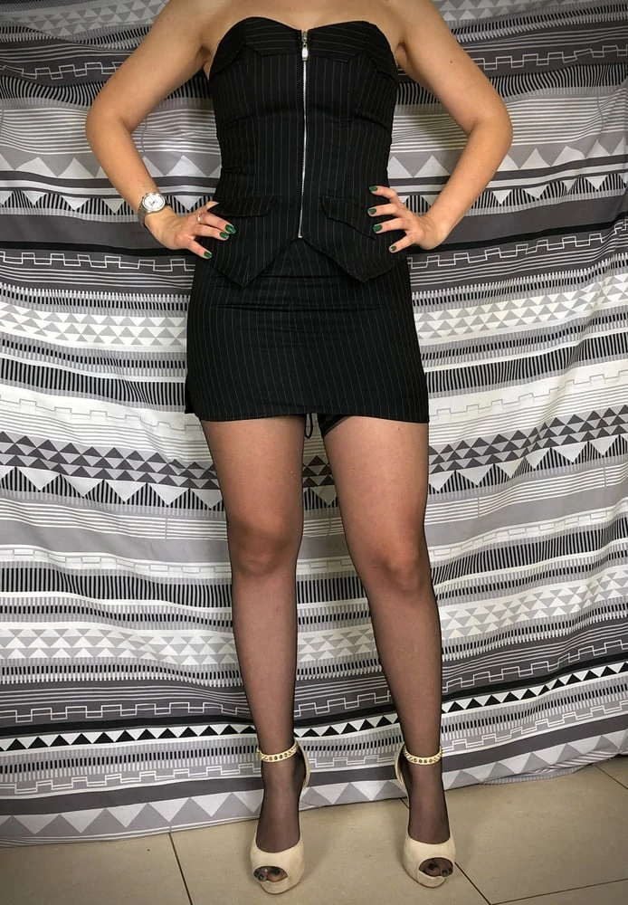 Giada siyah çoraplarla