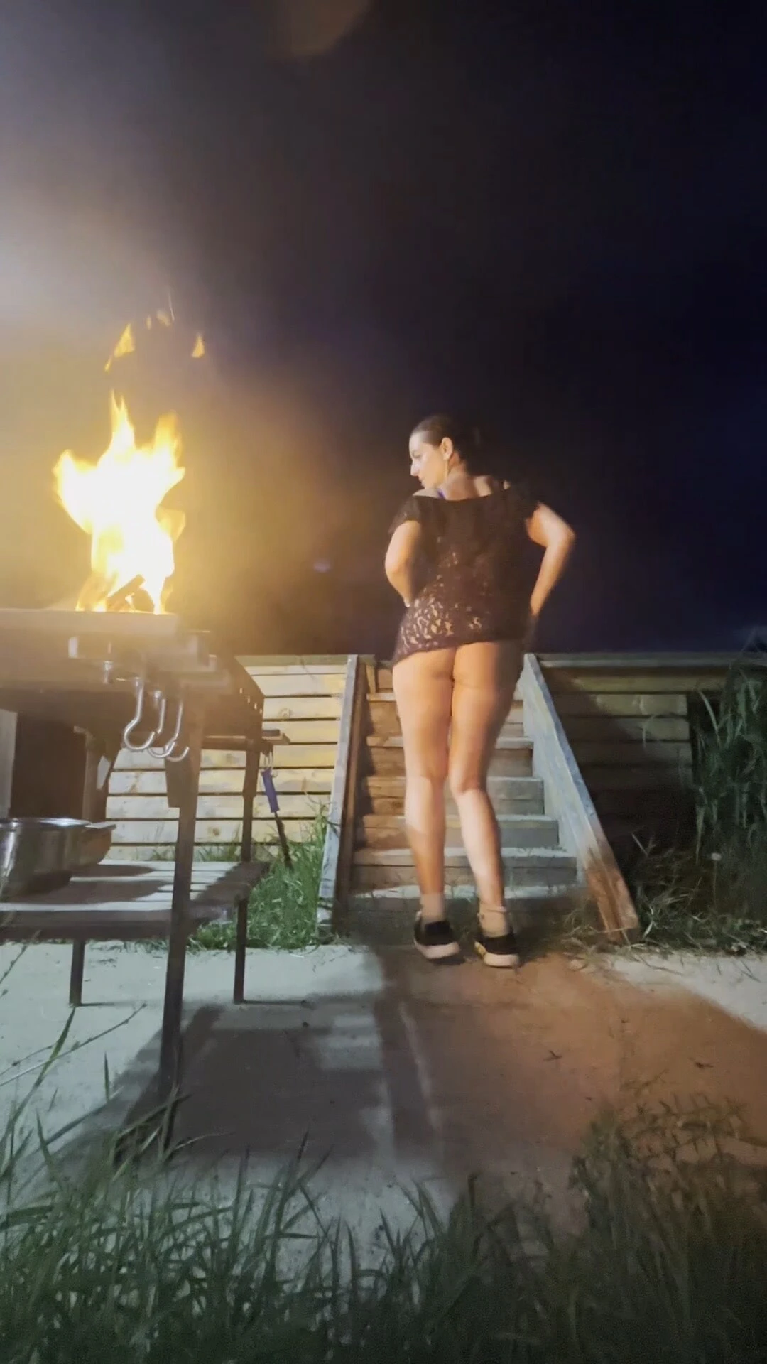 Bikini tanga ateş dansı - dolgun elbiseli seksi orta yaşlı seksi kadın