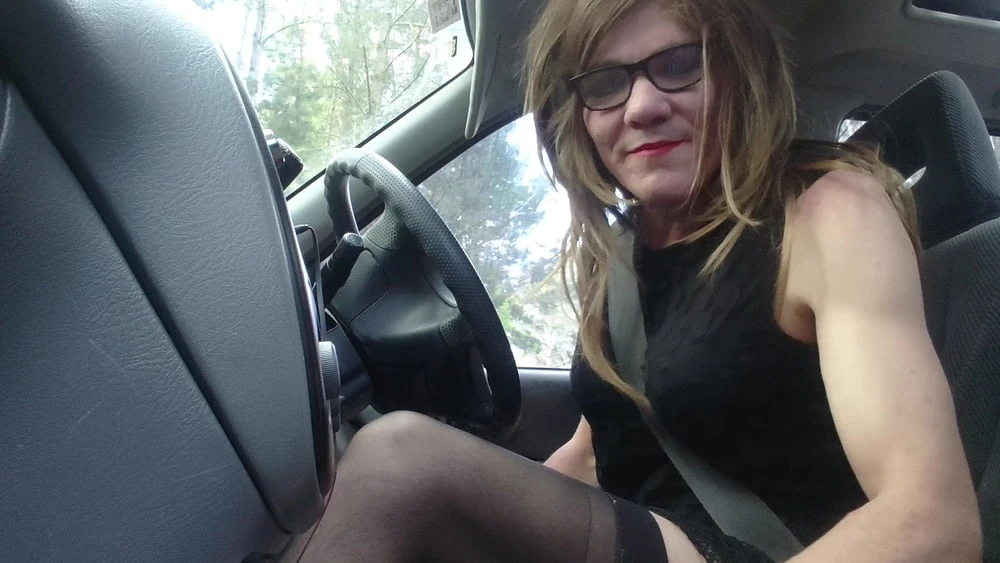 Travesti yol gezisi - siyah v yaka elbise