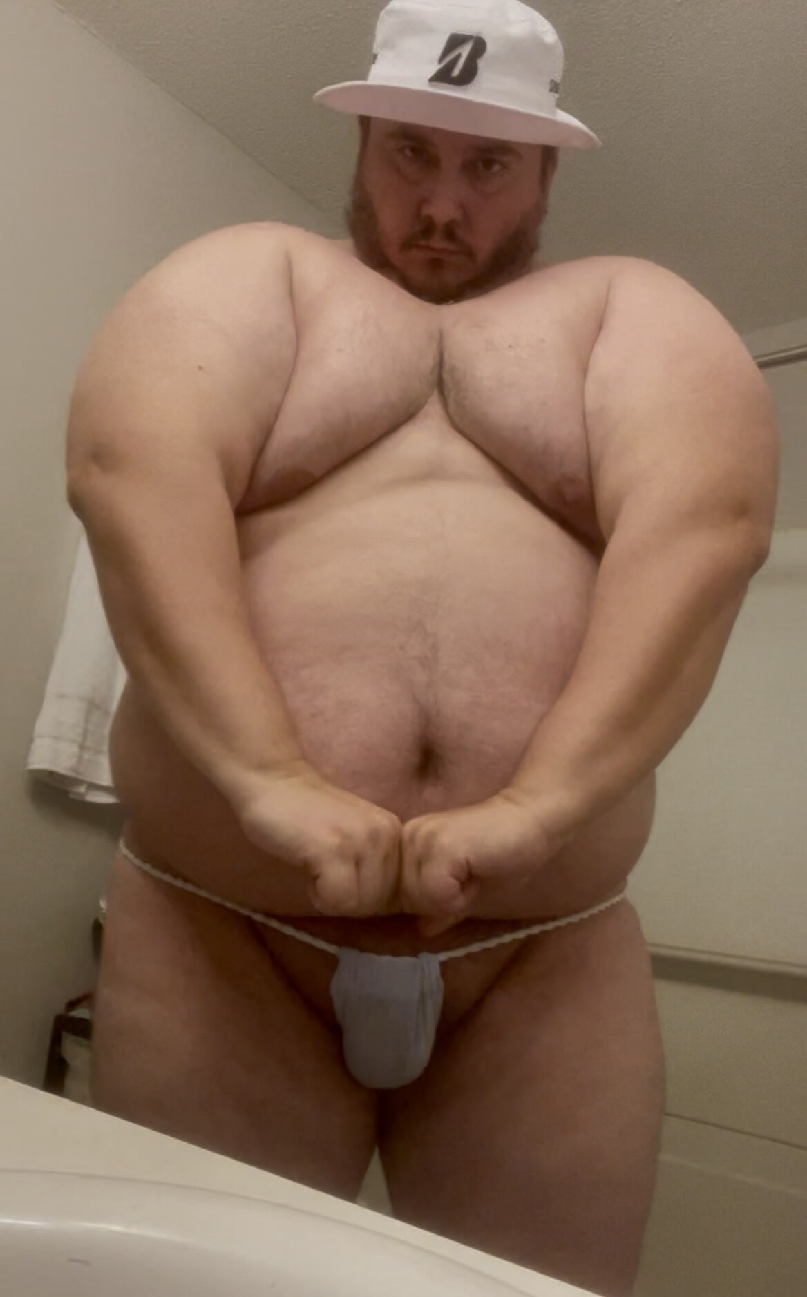 Minik bir g-string içinde büyük şişman burly chub