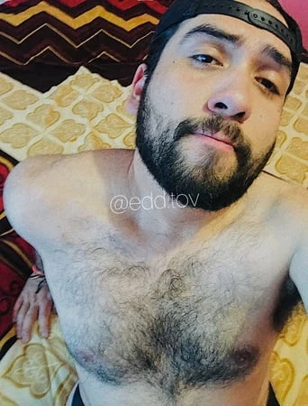 Kıllı ayı gay adam