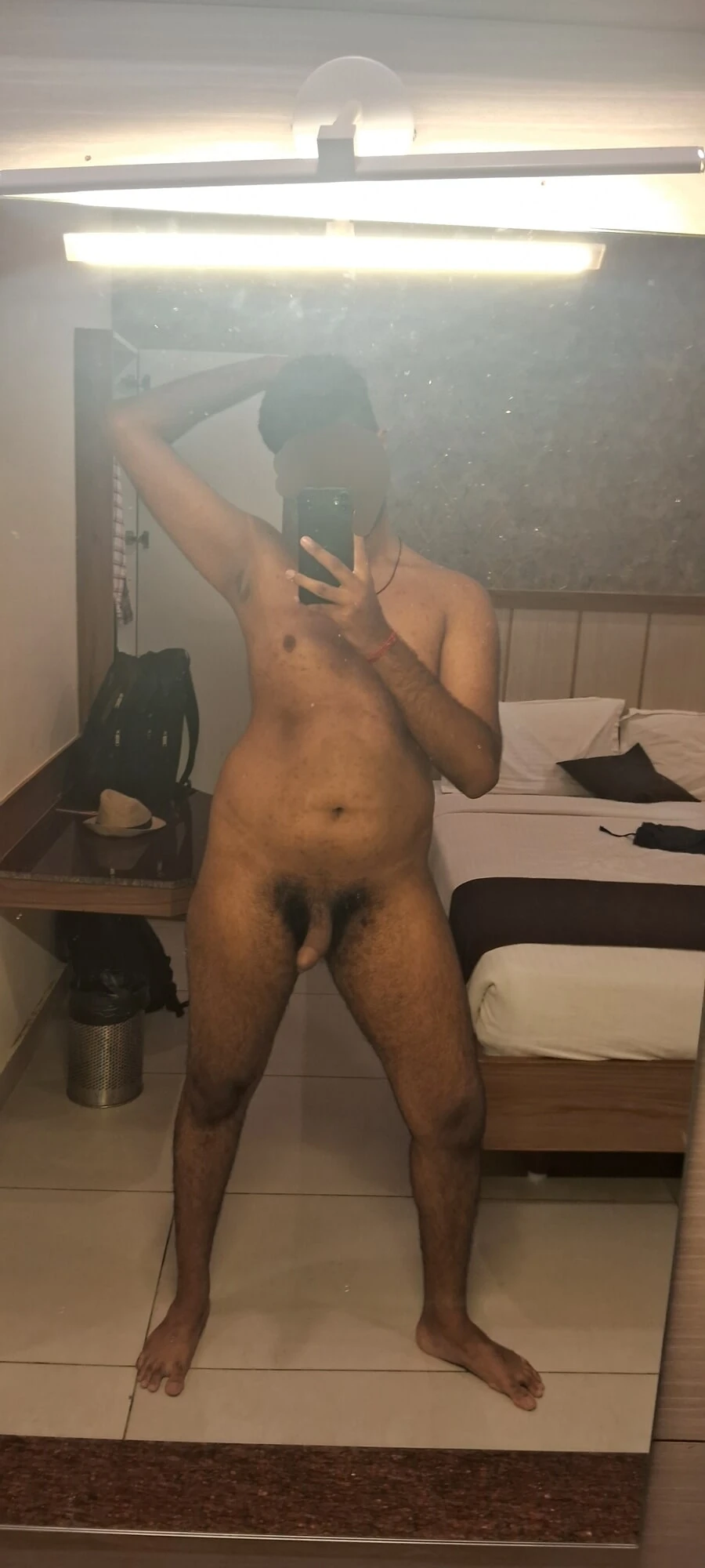 Otel odasında çıplak Mallu Hintli adam