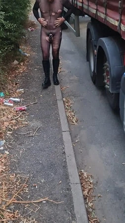 Kadın kılıklı dildo açık havada emiyor