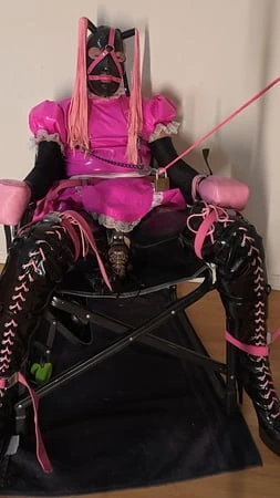 Kadın kılıklı hizmetçi sandalyesinde kendini esaret altında