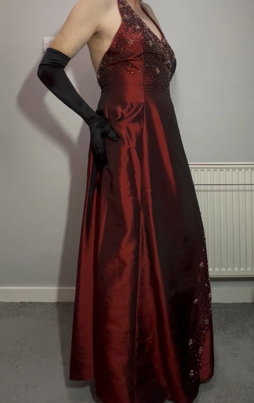 Kadın kılıklı kadın balo elbisesi içinde