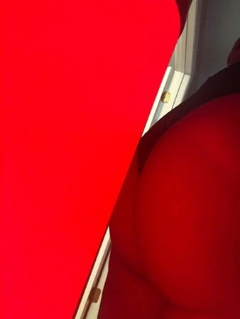 Kırmızı ışıklar ve seksi külotlu büyük göt