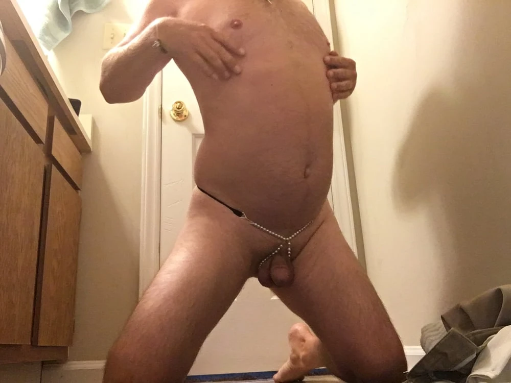 Topuklu ayakkabılar ve seksi kıyafetler içinde gay sissy fem cd