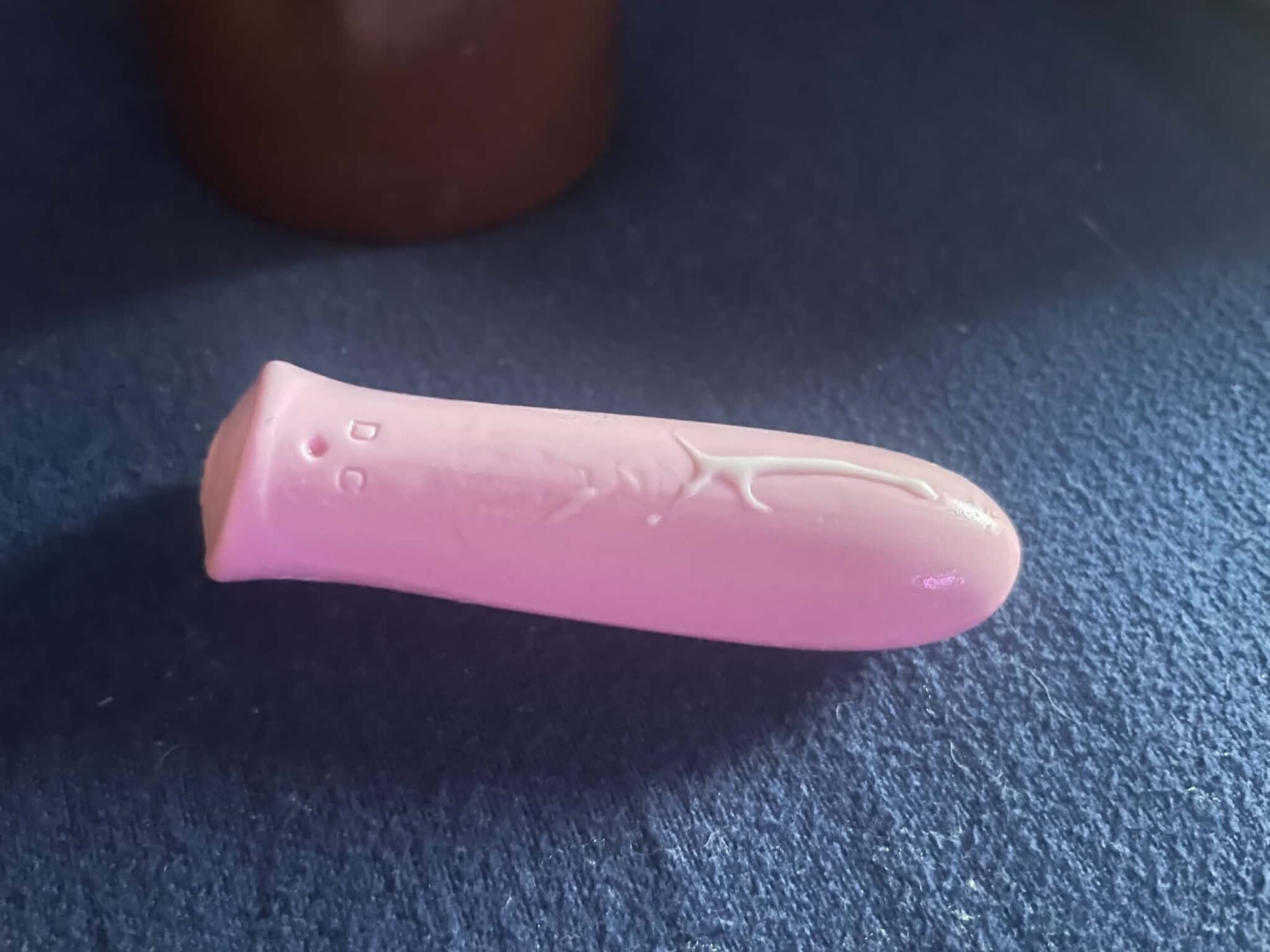 Küçük pembe vibratör küçük dildo sıkı küçük amcığımda