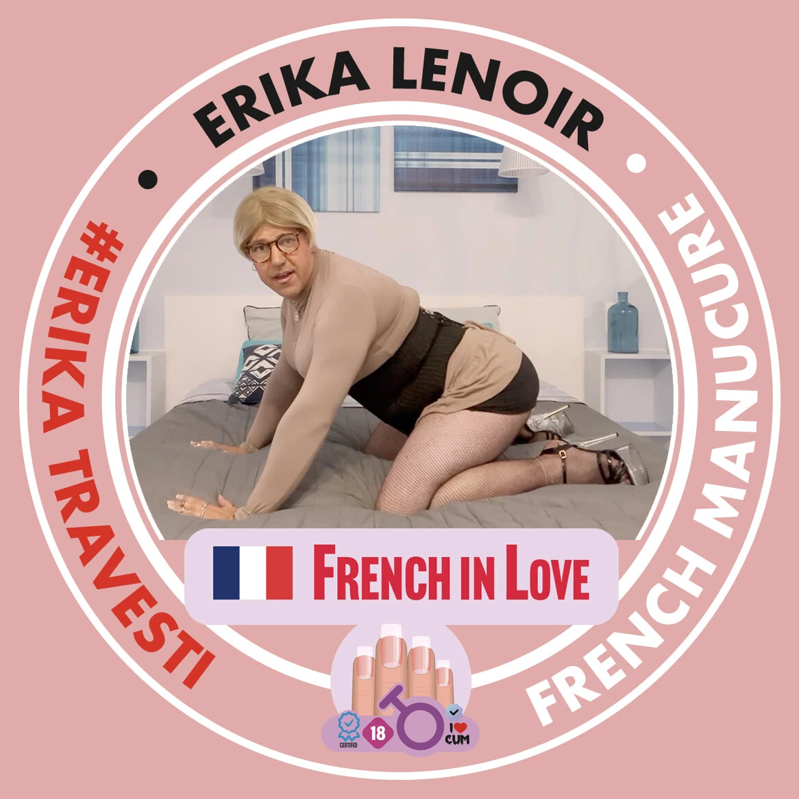 В кожаной юбке и кружевном топ-наряде