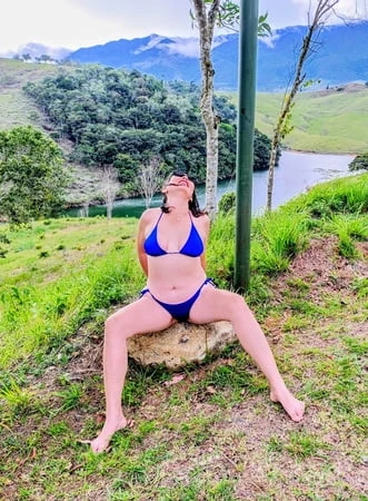 Ateşli kız orta yaşlı seksi kadını güneşlıyor
