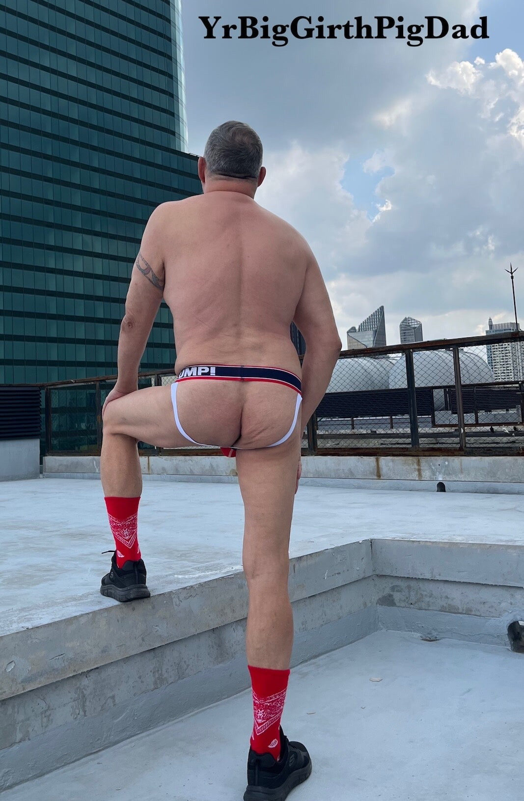 Kondomun çatısında yeni jockstrap koleksiyonu.
