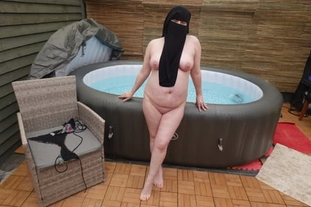 Evli kadın peçeli büyük göğüslerini ve götünü gösteriyor