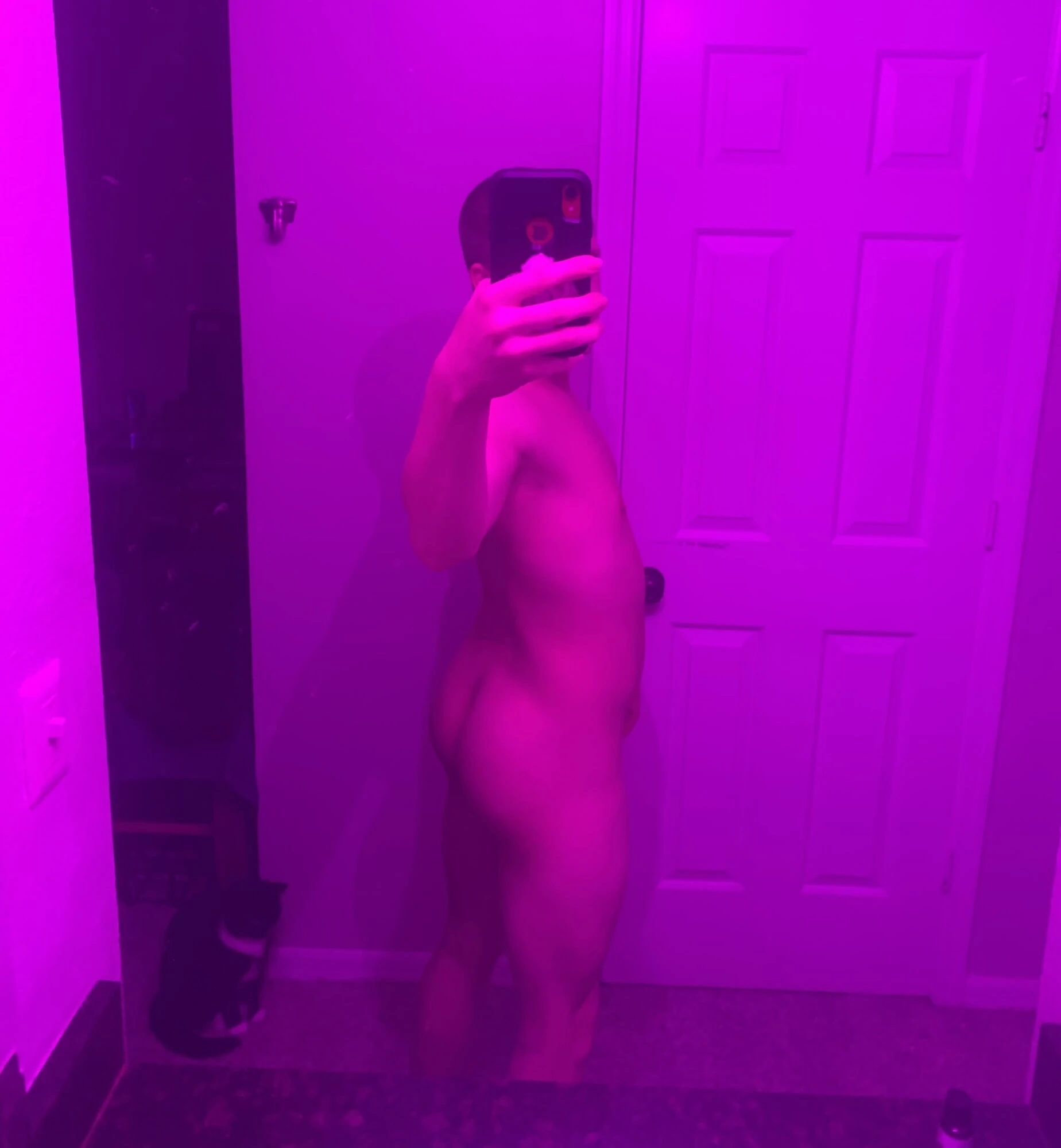 Kaslı femboy arka taraf çıplaklar