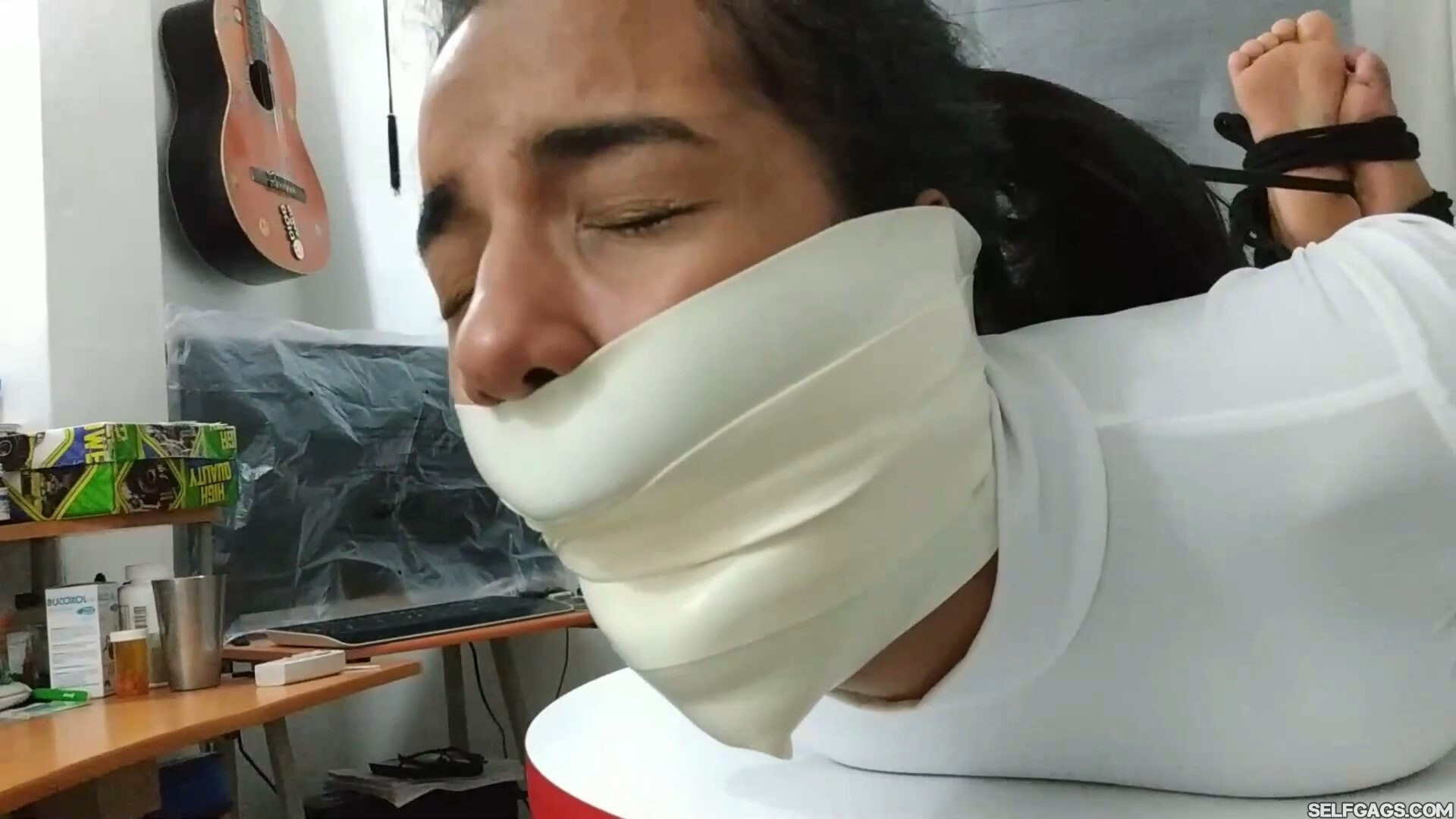 Deli gibi monster gag ve sıkı hogtie - selfgags