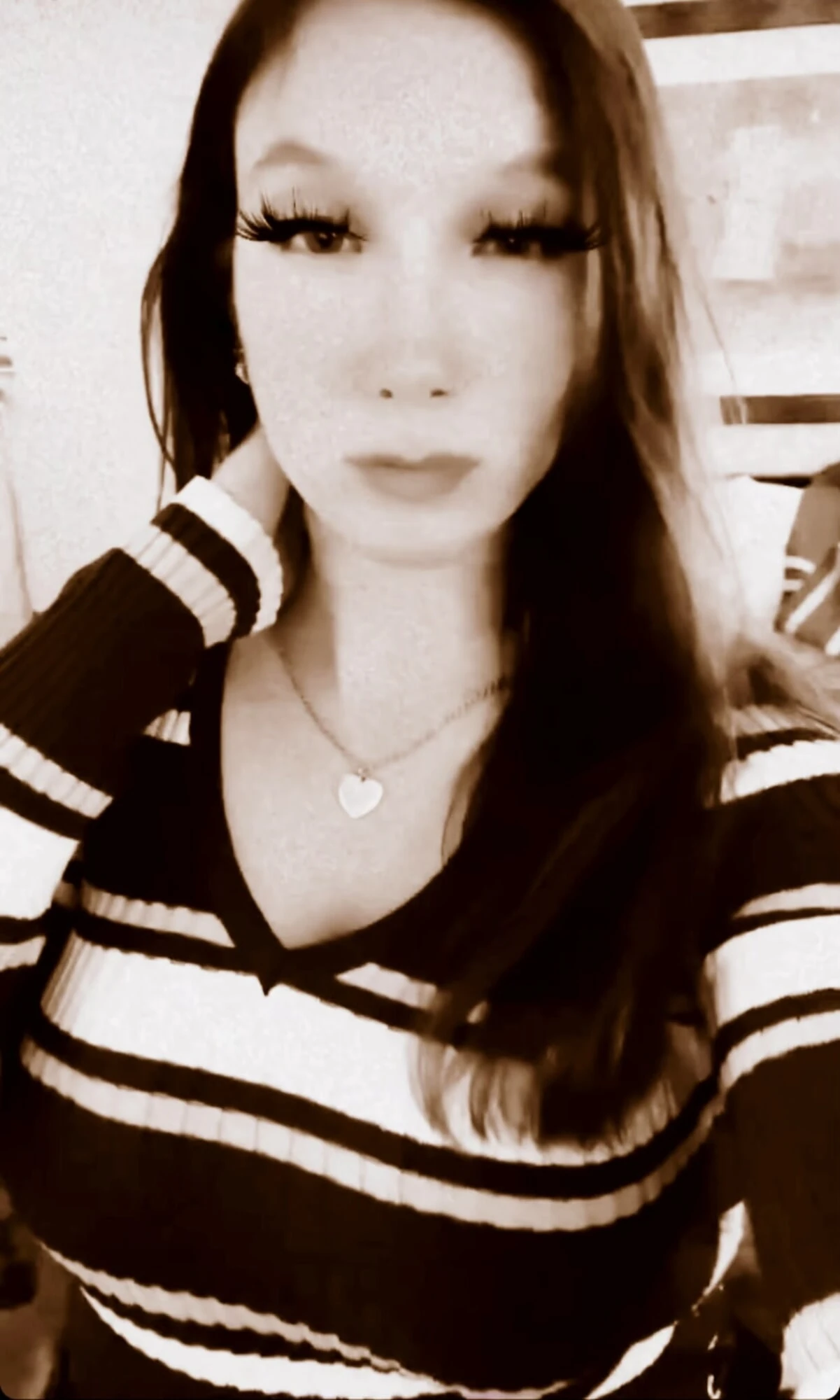 Я позировала в полосатом тугом свитере для моей 70-f лесбийской горничной