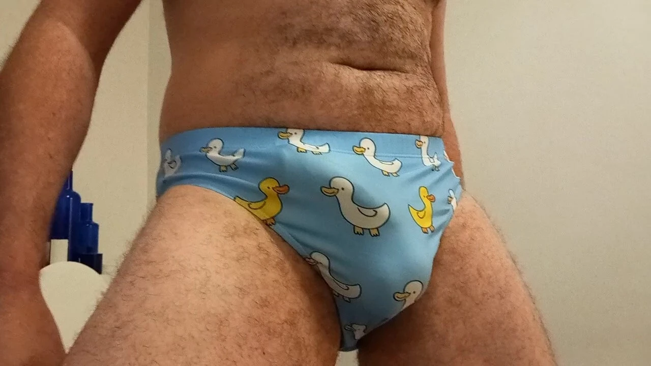 Küçük penis şişkin sevimli ördek speedo içine boşalıyor, kısa, gövdeler.