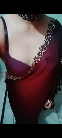 Gay travesti gaurisissy mor sari içinde bir h gibi görünüyor