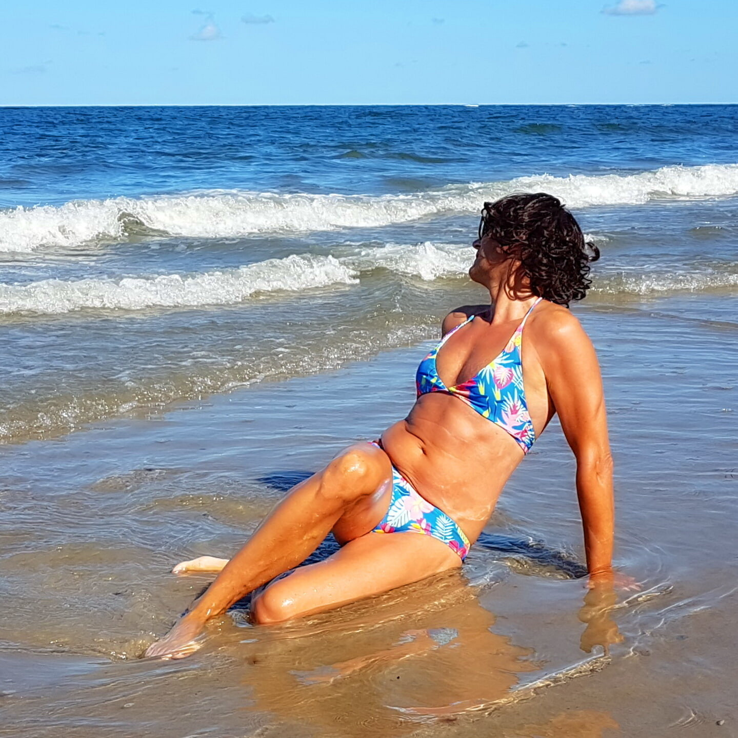 Bikinili kız Carina plajda