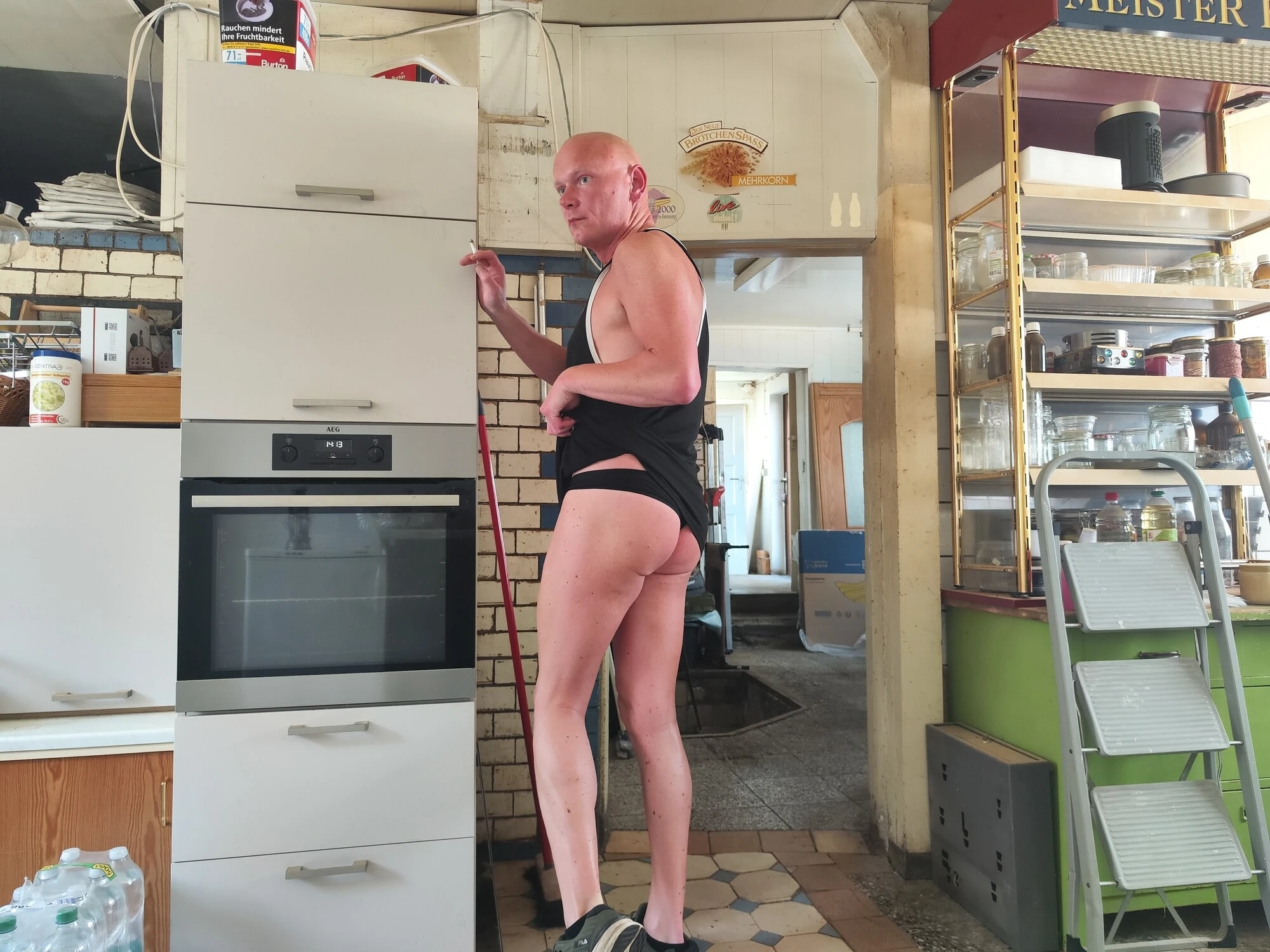 Sperma-stefan seksi bir yazlık elbise içinde poz atıyor