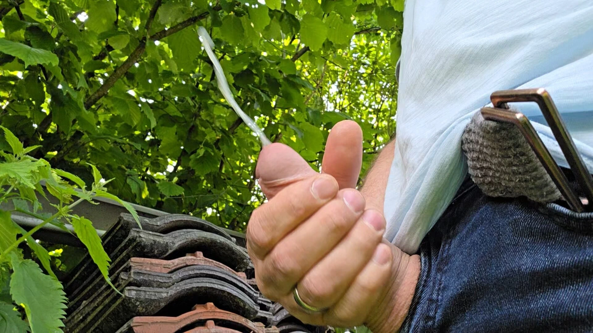 Büyük şişman yarağım: dışarıda oynuyor ve boşalıyor!