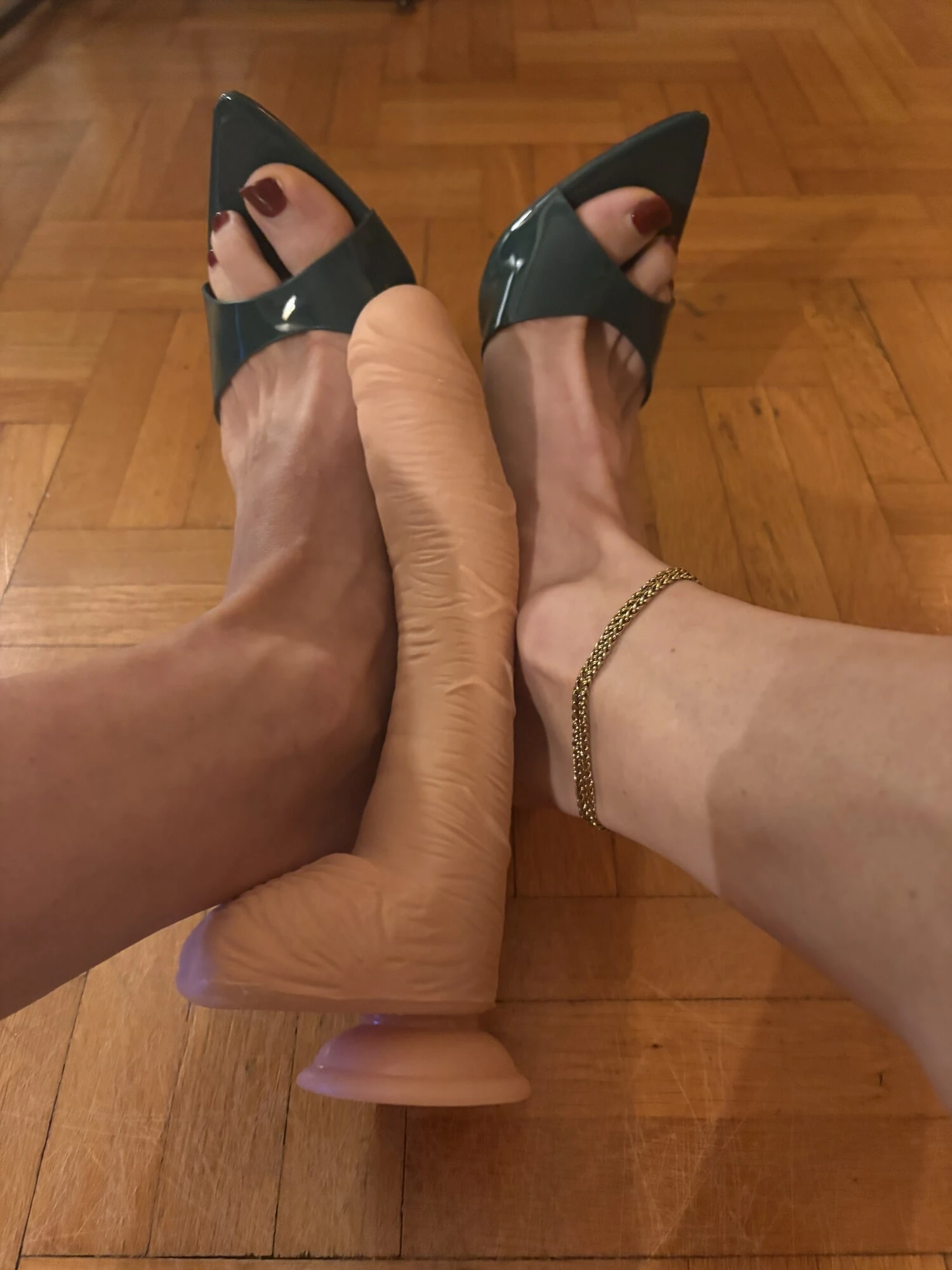 Yeşil ayakkabı, kırmızı tırnaklar ve büyük dildo