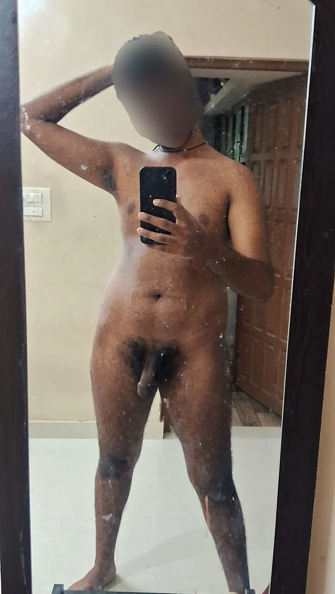 Çıplak Hintli erkek tıraşlı vücut selfiesi