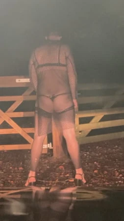 Sissy orospu dışarıda yeni elbisesiyle